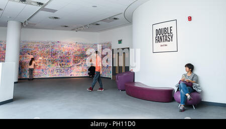 Les gens écrit sur le mur de la paix encouragé par Yoko Ono à 'Ajouter couleur où le monde a besoin de la paix" à l'exposition "Double Fantasy" à Liverpool mu Banque D'Images