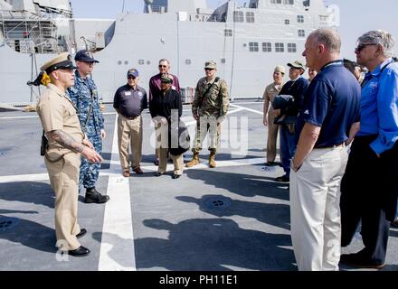 Les employeurs civils des marins du littoral de la réserve d' lutter contre le USS Omaha (LCS 12) au cours de l'événement de reconnaissance de l'employeur de la Marine, le 22 juin 2018. Les employeurs sélectionnés étaient désignés par leur réserve marine Sailor employés et invités à assister à l'événement d'un jour qui comprenait une visite d'Omaha, une exposition statique d'avions à l'Escadron de soutien logistique de la flotte (VR) 57 et la démonstration des capacités combinées de la Seal Team 17, groupe d'opérations spéciales de la Marine (NSWG) 11 et d'hélicoptères de l'Escadron de Combat de mer (HSC) 85. Banque D'Images