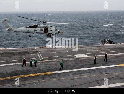 Océan (22 juin 2018) Un Sea Hawk MH-60R Hélicoptère Hélicoptère affecté à l'Escadron grève maritime (HSM) 75 décolle de l'envol de la classe Nimitz porte-avions USS JOHN C. STENNIS (CVN 74). John C. Stennis est en cours la préparation de son prochain déploiement. Banque D'Images