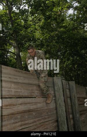 Le sergent de l'armée américaine. Ji Lu, affecté à la 9e d'armes chimiques, biologiques, radiologiques, nucléaires, explosif (CBRNE) Company, grimpe sur un obstacle Fort Dix, New Jersey, le 18 juin 2018.La 20e concours meilleur guerrier CBRNE est un concours au niveau de la division qui identifie un soldat et un sous-officier à passer à la concurrence FORSCOM Meilleur guerrier de l'armée américaine. Banque D'Images