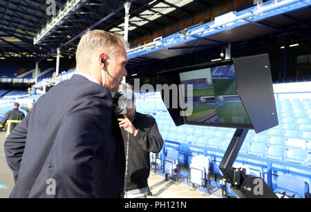 L'arbitre Graham Scott regarde l'écran de télévision VAR avant la Carabao Cup, deuxième tour de match à Goodison Park, Liverpool. APPUYEZ SUR ASSOCIATION photo. Date de la photo: Mercredi 29 août 2018. Voir PA Story SOCCER Everton. Le crédit photo devrait se lire comme suit : Peter Byrne/PA Wire. RESTRICTIONS : aucune utilisation avec des fichiers audio, vidéo, données, listes de présentoirs, logos de clubs/ligue ou services « en direct » non autorisés. Utilisation en ligne limitée à 120 images, pas d'émulation vidéo. Aucune utilisation dans les Paris, les jeux ou les publications de club/ligue/joueur unique. Banque D'Images