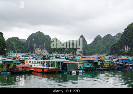 Communauté flottante dans Ha Long Bay Banque D'Images
