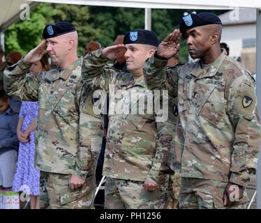 La partie chargée de l'salue (de gauche à droite) Le colonel Douglas S. Lowrey, commandant sortant, 409ème Partie appuyer la Brigade, le Major-général Steven A. Shapiro, général commandant, Commandement de soutien du théâtre 21e, le colonel Freddy L. Adams, nouveau commandant, 409ème Partie appuyer la brigade, au cours de la cérémonie de passation de commandement, le 22 juin 2018 à Kaiserslautern, Allemagne Banque D'Images