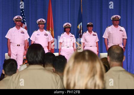 Pour la partie officielle de l'amiral Joel T. Boone clinique de santé Direction de la changer. De gauche, le Capitaine Christopher Culp, Naval Medical Center ; le capitaine commandant Portsmouth Joey Frantzen, expéditionnaire conjoint peu Base Creek-Fort Story commandant ; le Cmdr. Détails de Kathleen, l'amiral sortant Joel T. Boone clinique de santé Direction générale de l'officier responsable ; le Cmdr. Dawn Freeman, l'amiral Boone entrant Joel T. Direction générale de l'officier responsable de la clinique de santé ; et le Cmdr. Michael Chaney, aumônier du personnel. Banque D'Images