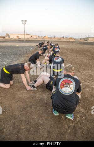 Des soldats américains avec des troupes de bandits, 3e régiment de cavalerie, mener l'asseoir d'un test de condition physique de l'armée au Camp Taji, l'Iraq, le 15 juin 2018. Le 3e régiment de cavalerie est un formés et prêts d'étude, tout comme il l'est depuis 172 ans, et nos Troopers répondent à l'appel de la nation pour combattre et gagner n'importe où dans le monde. Banque D'Images