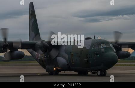 Un Japan Air Self-Defense Force C-130H Hercules de la Base Aérienne de Hamamatsu, au Japon, les taxis en bas de la piste au cours de Red Flag Alaska 18-2 operations a Joint Base Elmendorf-Richardson, Alaska, le 21 juin 2018. RF-A est le premier ministre des Forces de l'air du Pacifique de combat aérien, et fournit de l'air contre-offensive conjointe, l'interdiction, l'appui aérien rapproché et de grandes et de l'emploi d'une formation dans un environnement de combat simulé. Exercices Red Flag Alaska prendre place dans la chaîne de l'Alaska commun du Pacifique plus complexes de l'Alaska. L'ensemble de l'espace aérien est composé de vastes zones d'opérations militaires, l'espace aérien à statut spécial, et des gammes Banque D'Images