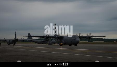 U.S. Air Force C-130J Super Hercules de Yokota Air Base, le Japon se préparer à décoller dans Red Flag Alaska 18-2 operations a Joint Base Elmendorf-Richardson, Alaska, le 21 juin 2018. RF-A est le premier ministre des Forces de l'air du Pacifique de combat aérien qui fournit de l'air contre-offensive conjointe, l'interdiction, l'appui aérien rapproché et de grande force la formation à l'emploi dans un environnement de combat simulé. RF-A exécute le premier joint tactique et d'une coalition, l'exercice de l'emploi visant à reproduire l'souligne guerriers doivent faire face au cours de leur première 8 à 10 sorties de combat. RF-a a e Banque D'Images