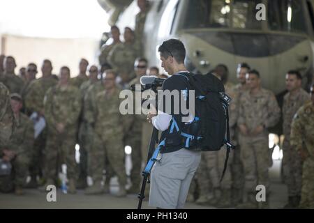 Une charte élaborée avec la Ligue nationale de football's Atlanta Falcons, enregistre un message des membres du service lors d'une visite au Camp Taji, l'Iraq, le 18 juin 2018. Camp Taji est l'un des quatre Combined Joint Task Force - Résoudre inhérent Opération renforcer les capacités des partenaires endroits consacre à la formation des forces des partenaires et renforcer leur efficacité sur le champ de bataille. Banque D'Images