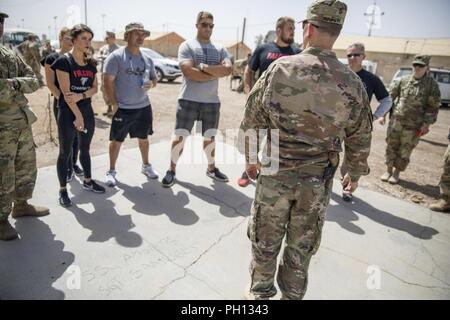 Le lieutenant général de l'armée américaine Paul Funk, commandant de la Force opérationnelle interarmées - opération inhérents résoudre, parle à la Ligue nationale de football's Atlanta Falcons membres sur l'importance de se souvenir de ceux qui ont servi au Camp Taji, l'Iraq, le 18 juin 2018. Camp Taji est l'un des quatre Combined Joint Task Force - Résoudre inhérent Opération renforcer les capacités des partenaires endroits consacre à la formation des forces des partenaires et renforcer leur efficacité sur le champ de bataille. Banque D'Images