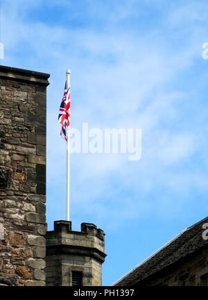 Union Jack accroché sur le mât au château d'Édimbourg. Banque D'Images