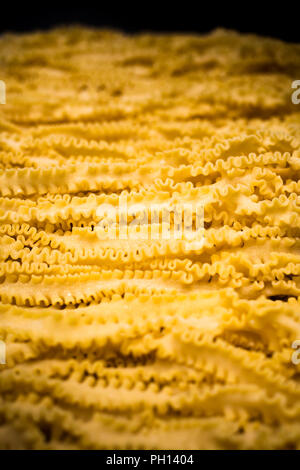 Rangées de mafalde pasta avec fond noir. Banque D'Images