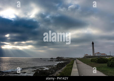 Ciel orageux au-dessus de la promenade et des jardins à côté du phare sur la côte rocheuse de Leça de Palmeira, Portugal Banque D'Images