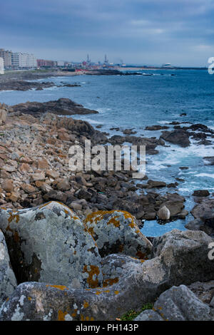 Côte des Rocheuses et plage de Fuzelhas. Port de Leixoes en arrière-plan. Leça de Palmeira, Portugal Banque D'Images