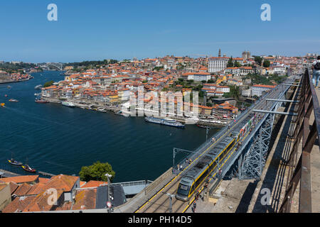 Vieille ville de Porto, Portugal, pont Luiz I sur le Douro. Le niveau supérieur avec le chemin de fer pour le tram de la ville et les piétons Banque D'Images