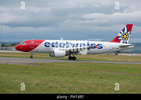 Sur la piste de l'aéroport de Inverness Dalcross en Ecosse UK est un rythme d'été, vol de Zurich, Suisse. Banque D'Images