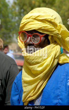 L'homme en costume traditionnel au marché de Djenné, Site du patrimoine mondial de l'Unesco. Le Mali, Afrique de l'Ouest Banque D'Images