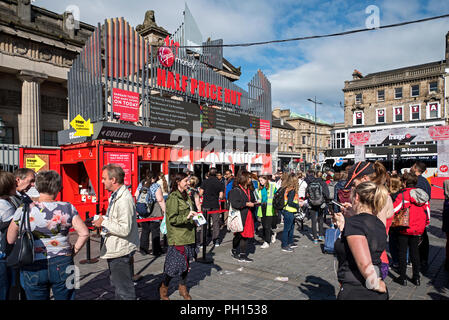 La Vierge "moitié prix Hut' à la butte de vendre des billets de spectacles budget au cours de l'Edinburgh Fringe Festival. Banque D'Images