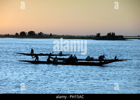 Pinasses dans le fleuve Niger. Mopti, Mali. L'Afrique de l'Ouest Banque D'Images