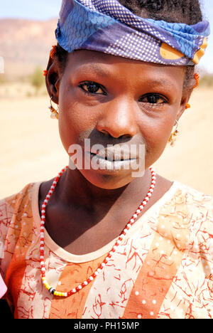 Portrait d'une jeune fille Fula (Peul) près de Douentza. Le Mali, Afrique de l'Ouest Banque D'Images