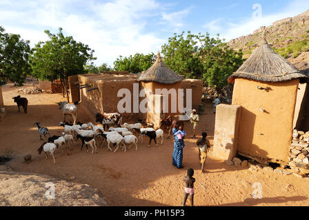 Le village de brique de boue de Koundou, pays Dogon. Le Mali, Afrique de l'Ouest Banque D'Images