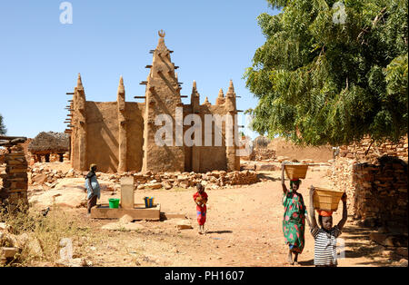 La vie du village de Songho près de la mosquée, Pays Dogon. Le Mali, Afrique de l'Ouest Banque D'Images