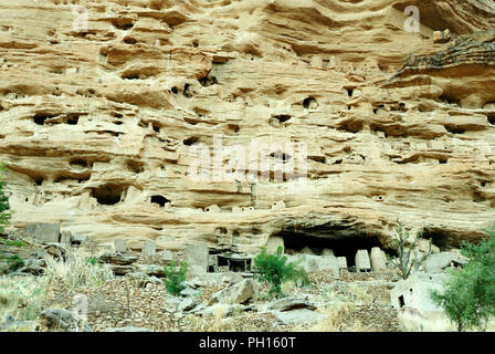 Rock Houses et l'inhumation de disparus (Telem dans les grottes près de Banani dans presque inaccessibles falaises de la 200 km de Bandiagara. Mali, Afrique Banque D'Images