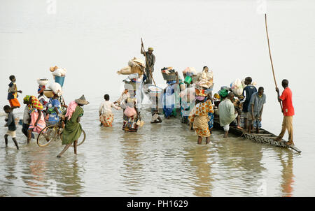 Le passage de la rivière Bani sur le marché hebdomadaire, journée lundi. Djenné, Site du patrimoine mondial de l'Unesco. Le Mali, Afrique de l'Ouest Banque D'Images
