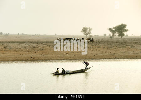 Le passage de la rivière Bani sur le marché hebdomadaire, journée lundi. Djenné, Site du patrimoine mondial de l'Unesco. Le Mali, Afrique de l'Ouest Banque D'Images
