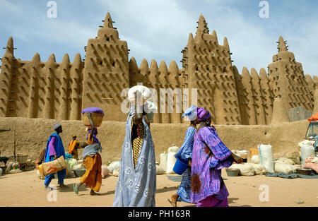 Jour de marché hebdomadaire, le lundi à Djenné, en face de la Grande Mosquée (la Grande Mosquée) Site du patrimoine mondial de l'Unesco. Le Mali, Afrique de l'Ouest Banque D'Images