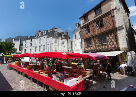 Ville de Saumur, France. Vue pittoresque de jour de marché à Saumur's Place Saint-Pierre. Banque D'Images