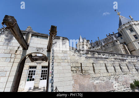 Ville de Saumur, France. Vue pittoresque sur le château de Saumur qui surplombe la ville de Saumur et de la Loire. Banque D'Images