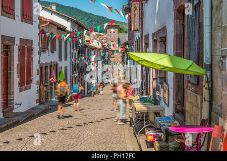 Rue principale du village médiéval de Saint Jean Pied de Port dans les Pyrénées. La France. Banque D'Images