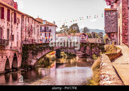 Pont principal sur la Nive sur sa route vers le village de Saint Jean Pied de Port et à l'arrière-plan les Pyrénées. La France. Banque D'Images