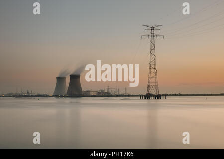 Illustration photo montre coucher de soleil sur la centrale nucléaire de Doel, le mardi 13 septembre 2016, Anvers, Belgique. Banque D'Images