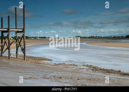 Promenade le long de la rivière Wyre à Skippool Creek sous le soleil d'août dans la matinée que la mer montait. Populaire avec les bateaux de plaisance, de nombreux embarcadères Banque D'Images