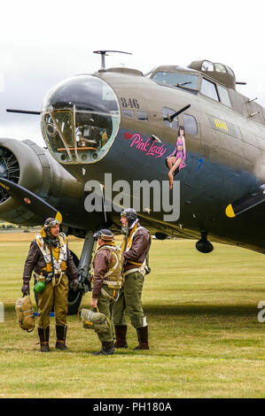 Boeing B-17 Flying Fortress bombardier nommé Pink Lady qui a joué Mother & Country dans Memphis Belle film. US Army Air Forces. USAAF, avec équipage Banque D'Images