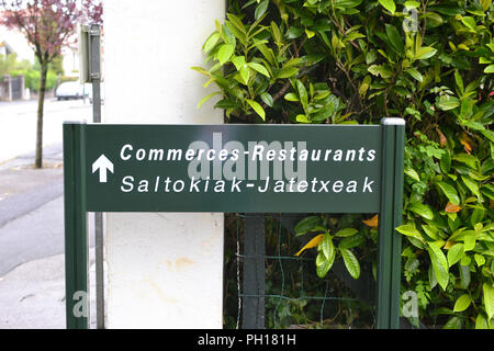 Le français et l'affichage bilingue Basque à Hendaye, France, en face de la frontière de Irún, Pays Basque, Espagne. Banque D'Images