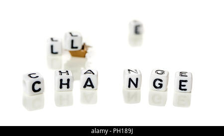 White cubes avec word challenge créer mot nouveau changement, le développement personnel et professionnel ou le défi vous-même concept, fond blanc avec Banque D'Images