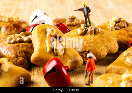 Le pain d'épice gâteaux miniatures avec gros plan sur le fond en bois traditionnel, les biscuits de Noël Banque D'Images