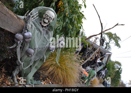 Boston, Massachusetts, États-Unis - 21 octobre 2009 : squelettes et de citrouilles décorées maisons ordinaires pour l'Halloween en Nouvelle Angleterre Banque D'Images