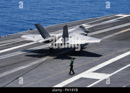 180820-N-YM590-1063 de l'OCÉAN ATLANTIQUE (Aug. 20, 2018) Un F-35C Lightning II aéronefs affectés à l'Escadron d'avions de combat interarmées (VFA) 147 rend un arrêté à l'atterrissage pendant les opérations de vol à bord de la classe Nimitz porte-avions USS ABRAHAM LINCOLN (CVN 72). Abraham Lincoln est actuellement en cours de qualification de l'opérateur effectuant. (U.S. Photo par marine Spécialiste de la communication de masse 1re classe Brian M. Brooks/libéré) Banque D'Images