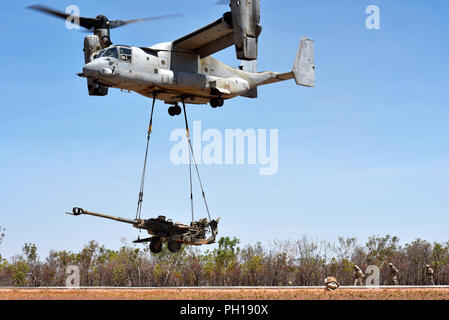 Un MV-22 Osprey maritime avec l'escadron 268 à rotors basculants moyen (VMM-268) envoie un obusier M777 Batterie de Mike, 3e Bataillon, 11e Régiment de Marines, au cours de la Force de rotation maritime - Exercice de Darwin à Koolendong Bundey Mont Domaine de formation, l'Australie, le 25 août 2018. C'est la première fois qu'un balbuzard a soulever et déplacer un obusier dans un environnement austère en Australie et c'est la première fois qu'un ensemble de la batterie d'artillerie déployés à l'appui de MRF-D. (U.S. Marine Corps photo par le s.. Daniel Wetzel) Banque D'Images