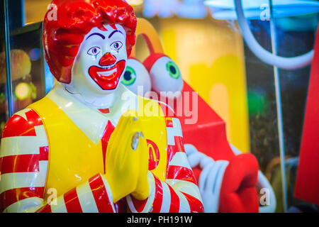 Bangkok, Thaïlande - 2 mars, 2017 : Mc Donald's doll dans la culture thaïlandaise client Message d'en face de la boutique. Mcdonald's shop à l'entrée avec la marque Banque D'Images