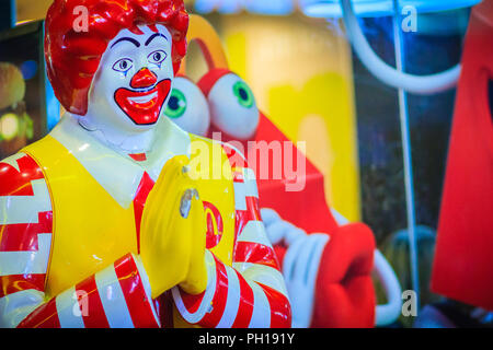 Bangkok, Thaïlande - 2 mars, 2017 : Mc Donald's doll dans la culture thaïlandaise client Message d'en face de la boutique. Mcdonald's shop à l'entrée avec la marque Banque D'Images