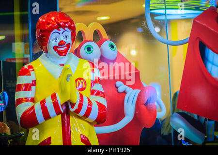 Bangkok, Thaïlande - 2 mars, 2017 : Mc Donald's doll dans la culture thaïlandaise client Message d'en face de la boutique. Mcdonald's shop à l'entrée avec la marque Banque D'Images