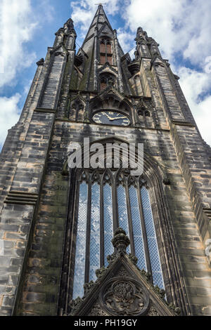 Edimbourg, Ecosse, ROYAUME UNI - 14 juin 2012 : jusqu'à la St Columbas noirci le long tour de l'église contre le ciel bleu avec des nuages blancs. Banque D'Images