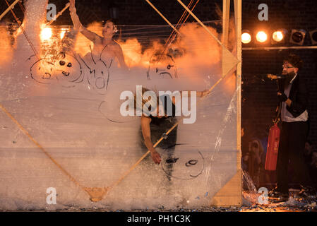 Cracovie, Pologne - 7 juillet 2018 : Performance de mousse jours effectuée par le Théâtre AKHE Enigineering à Rue 31 - International Festival of Street T Banque D'Images