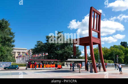 26 août 2018 - Genève, Suisse. Le président géant avec une jambe cassée, devant le Palais des Nations est un symbole de mines antipersonnel. Banque D'Images