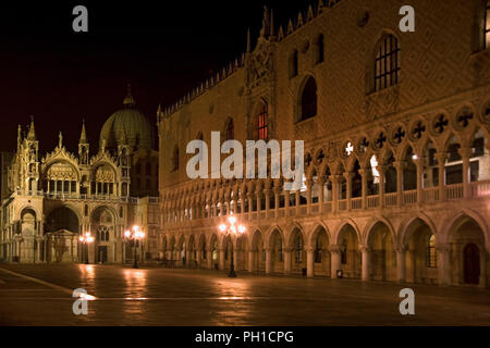 Palais des Doges et la Basilique di San Marco, Venise : un Piazzetta San Marco vide la nuit Banque D'Images