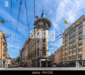 26 août 2018 - Genève, Suisse.Le réseau de tramway de Genève et belle architecture maisons et ciel bleu en arrière-plan Banque D'Images